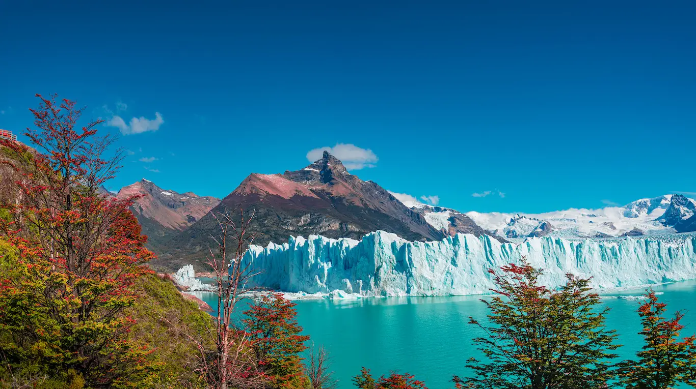 Glaciar Perito Moreno en la Patagonia, Argentina, con aguas turquesas y montañas de fondo.