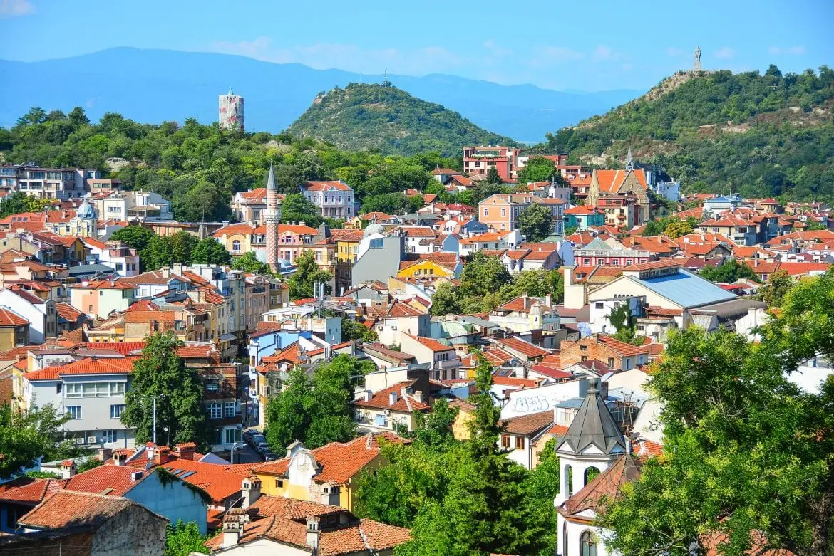 Vista panorámica de la ciudad de Plovdiv, Bulgaria, con sus característicos tejados rojos y colinas.