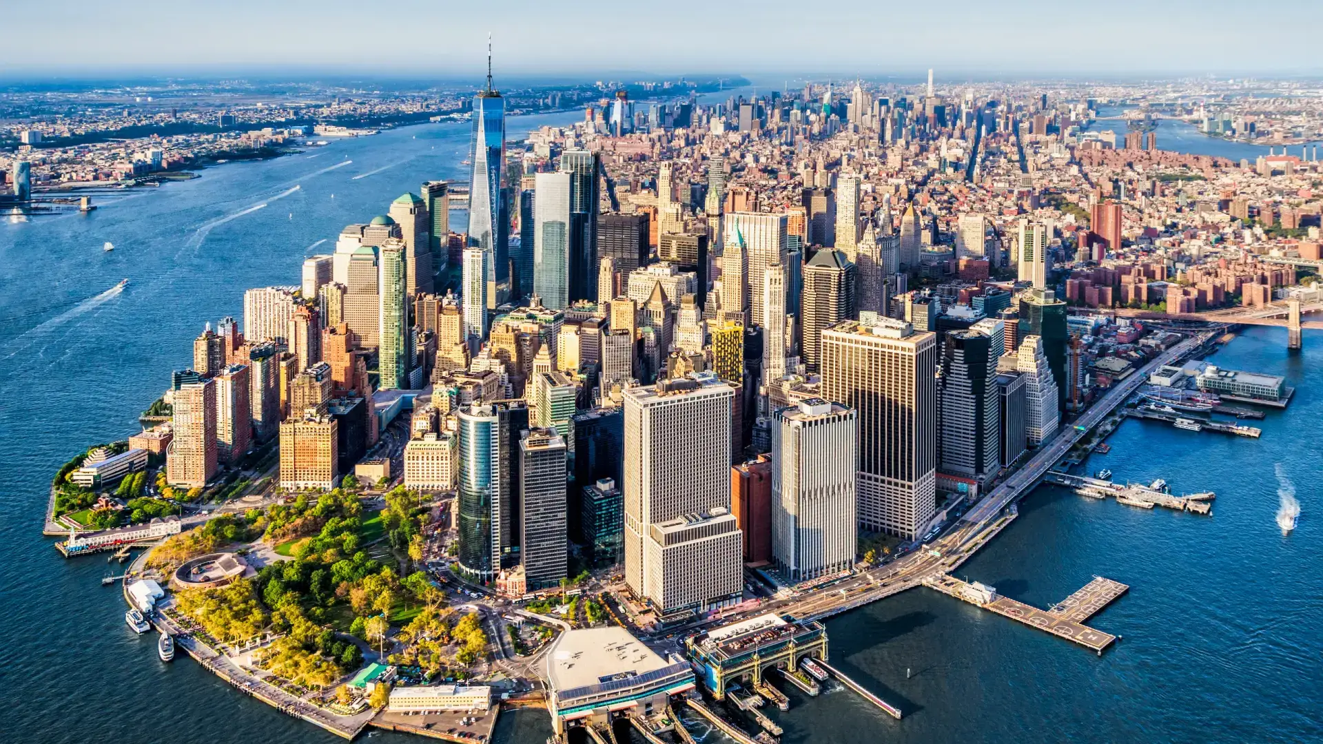 Vista aérea en blanco y negro de Nueva York, mostrando los rascacielos de Manhattan y el río Hudson.