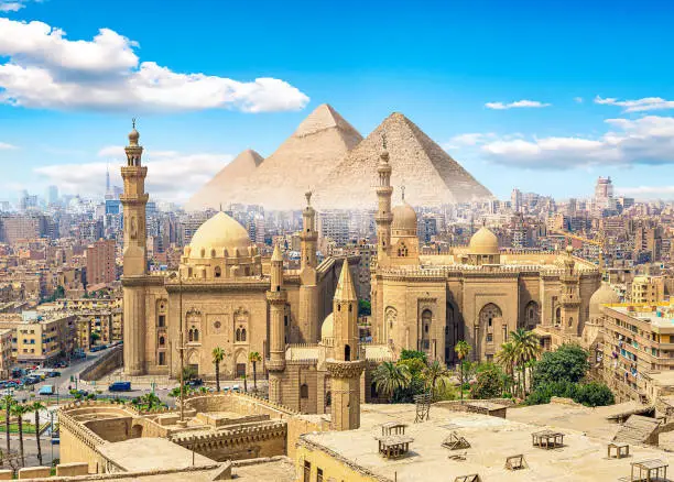 Vista panorámica de El Cairo, Egipto, con la Ciudadela de Saladino, mezquitas y las Pirámides de Guiza al fondo.