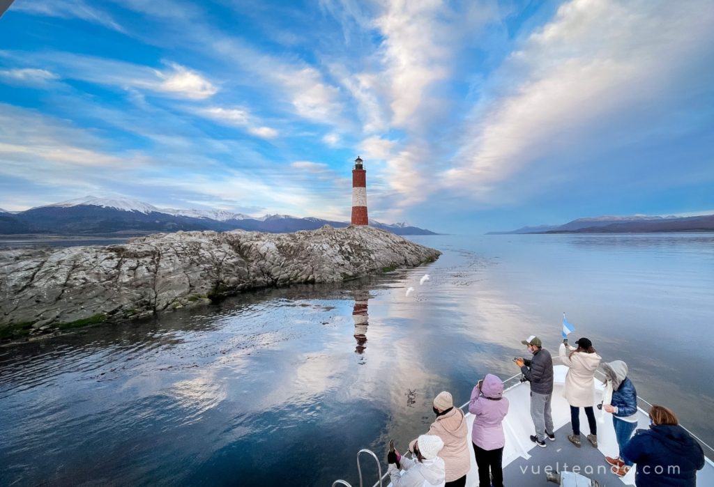 Esta es una imagen del Faro Les Éclaireurs, ubicado en el Canal Beagle, cerca de Ushuaia, Argentina.