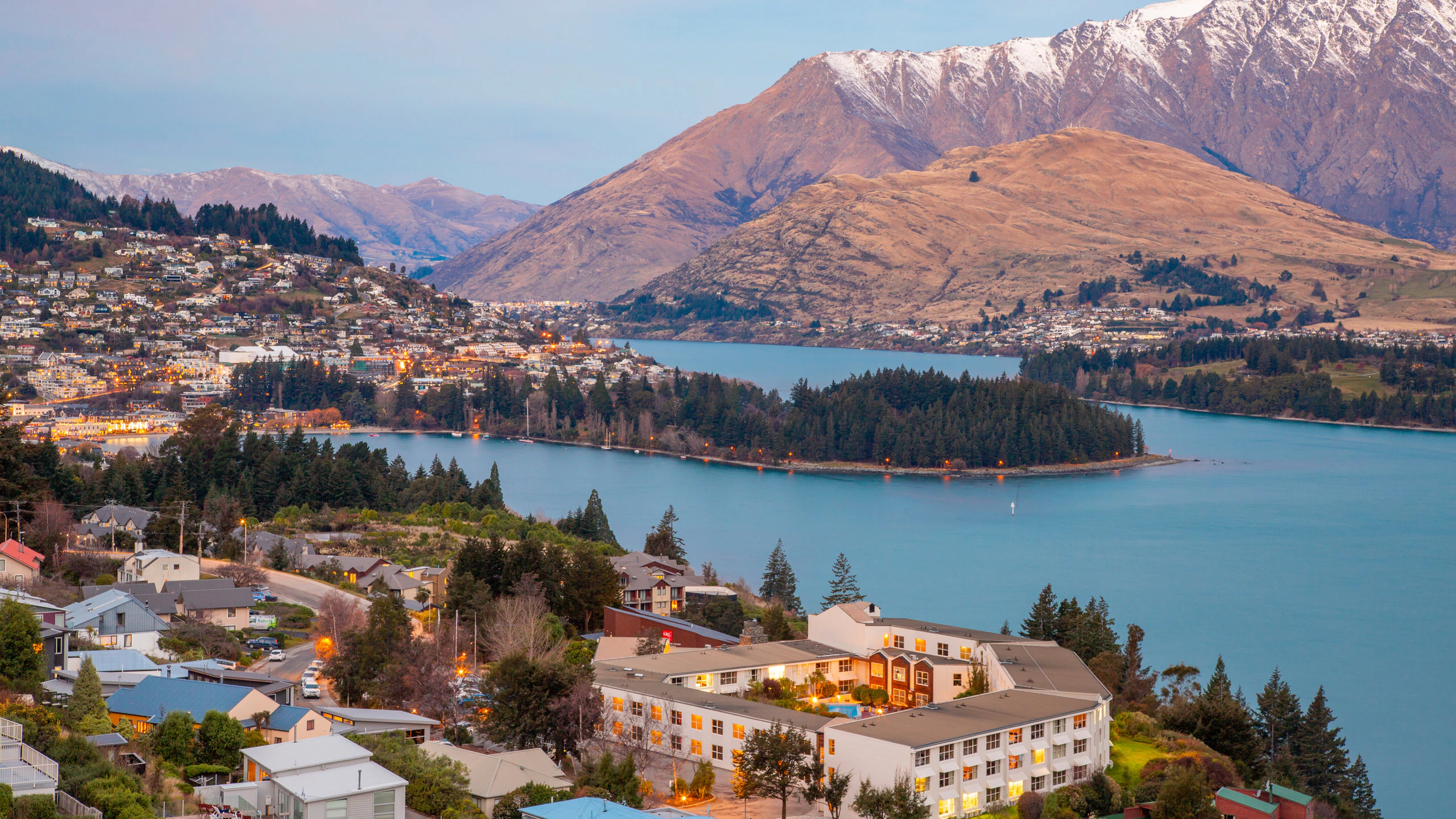 Vista aérea en medio atardecer de la ciudad Queenstown, Nueva Zelanda
