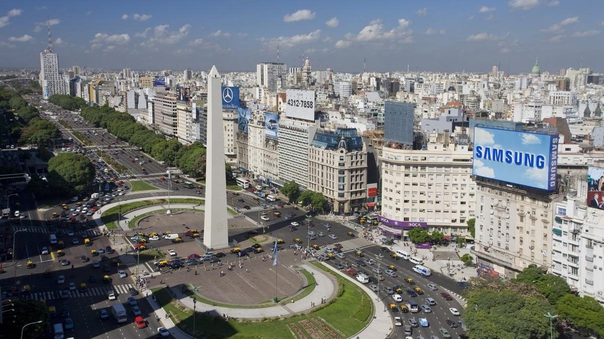 Esta imagen muestra una vista aérea del Obelisco de Buenos Aires.