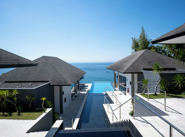 Imagen del hotel Suluban Cliff Edge con vistas al mar.