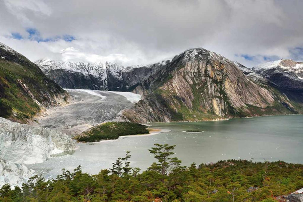 Imagen aérea de los Fiordos Patagónicos.