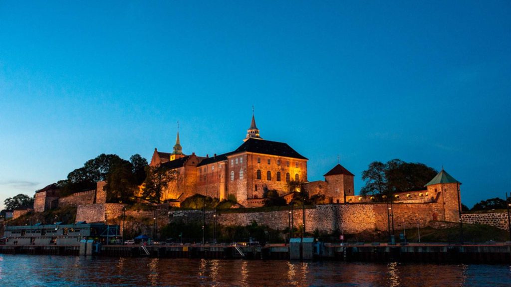 Castillo medieval (Fortaleza de Akershus) con vistas al fiordo.