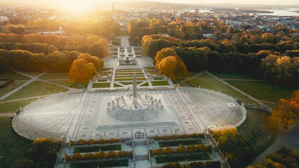 Vista aérea del Vigeland Park en Oslo, Noruega, mostrando sus esculturas y jardines.