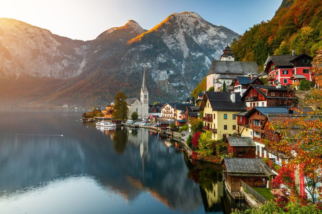 Vista panorámica del lago Hallstatt y la ciudad de Hallstatt, Austria.