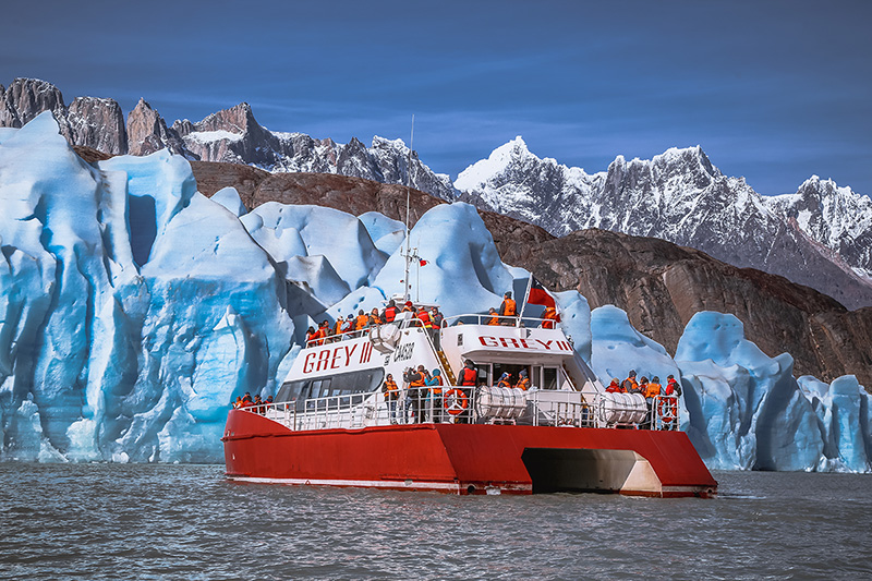 Imagen barco por el Lago Grey