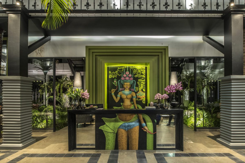 Interior elegante del hotel Shinta Mani Shack en Siem Reap, con decoración moderna y detalles de diseño.