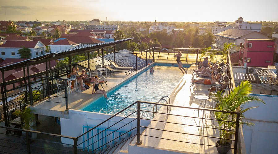 Piscina y terraza del Onederz Hostel en Siem Reap, con ambiente relajado y vistas de la ciudad.