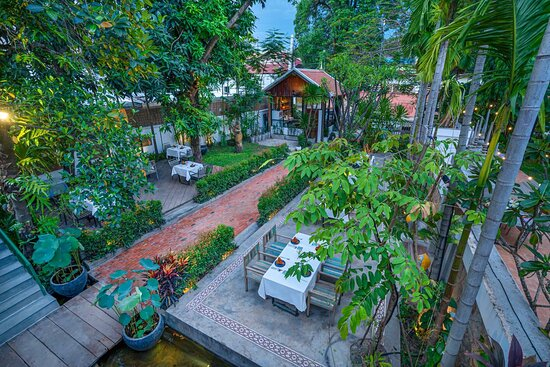 Exterior del restaurante Mahob Khmer Cuisine en Siem Reap, con jardín exuberante.