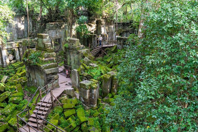 Templo de Beng Mealea en Camboya, con ruinas cubiertas de vegetación y senderos de piedra.