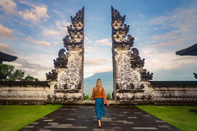 Persona visitando el Templo de Lempuyang