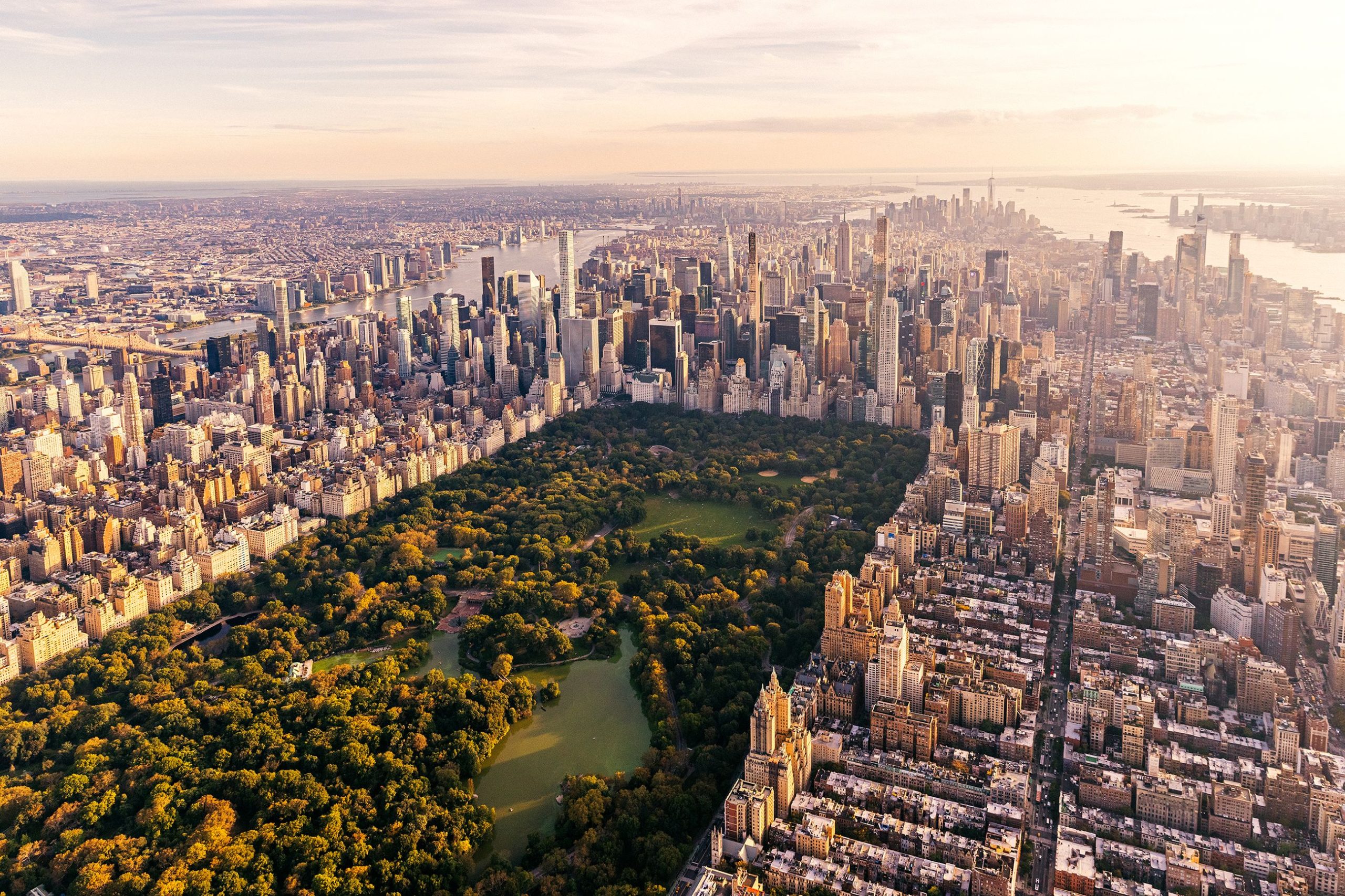 Vista aérea de la ciudad de Nueva York, con el horizonte de rascacielos y el Central Park visibles.